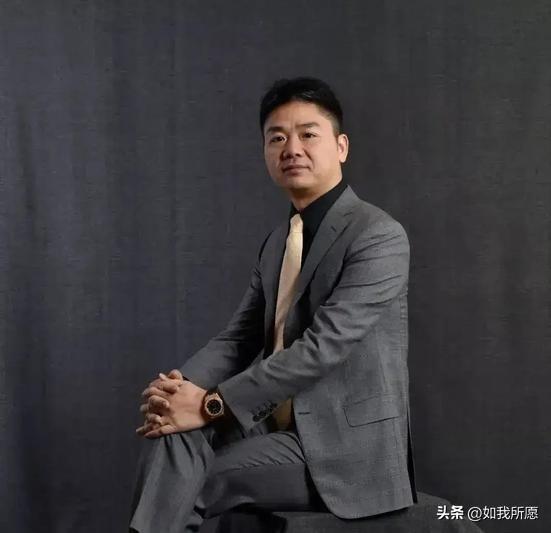 记者问刘强东，
亲戚是不是也在京东。
他不仅没躲，反而特实在地点头：“估计都在京