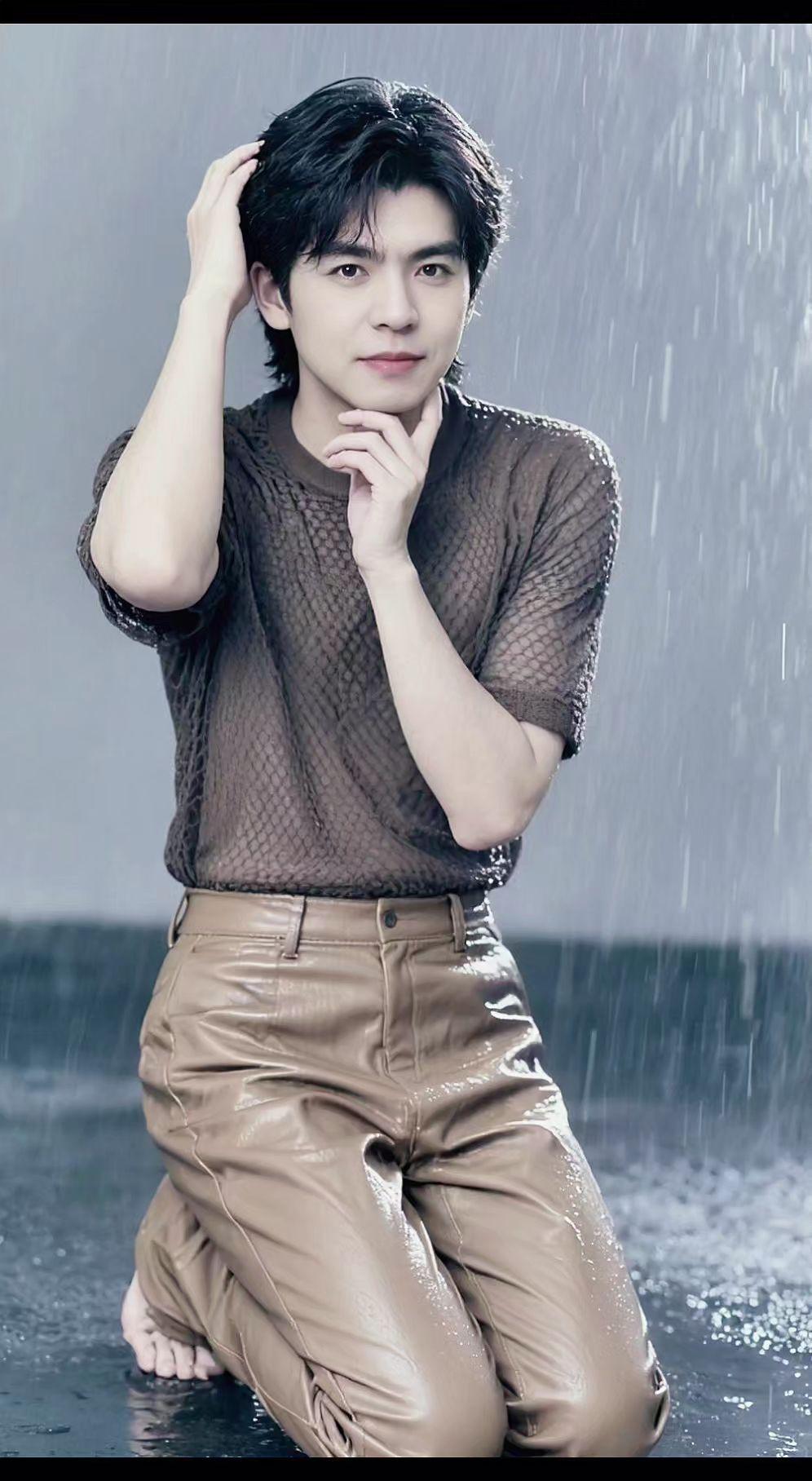 💦雨丝织成帘，网衫洇着光✨指尖勾着锁骨，皮革裤跪碎一汪月亮🌙