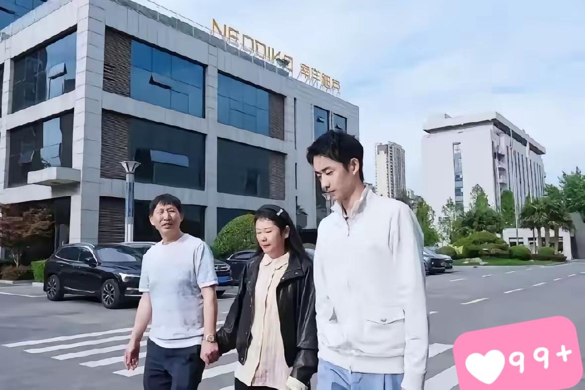 吴宜泽为报恩推掉了西安上百万的剪彩合同，第一站是跟着他爹，提着东西，规规矩矩站在