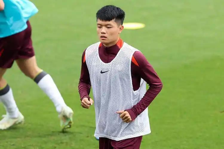 看了比赛，感觉杨希今天确实是太紧张了。那个中场被断球，一看就是脑子有点懵了，丢球