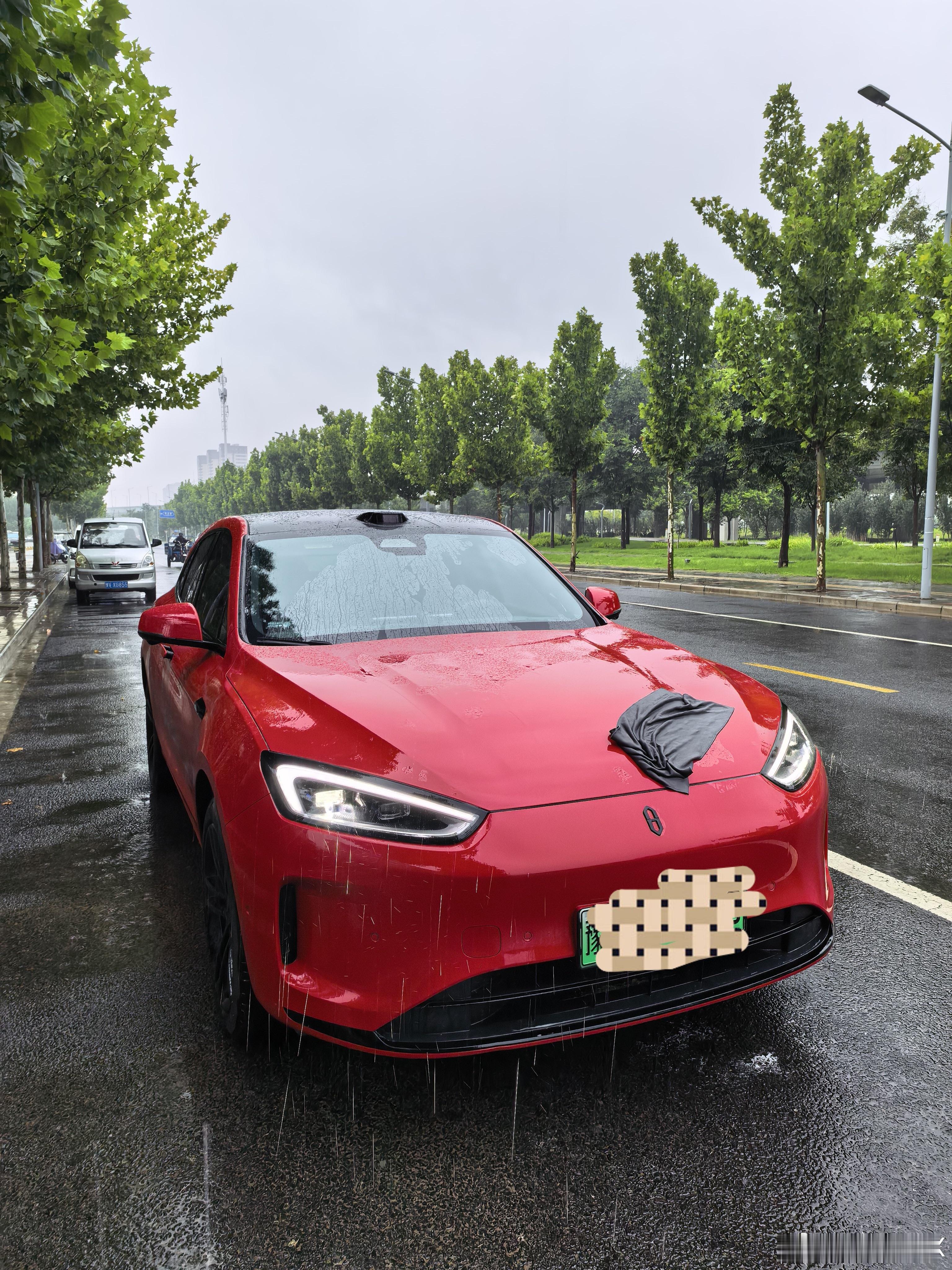 暴雨中洗车 