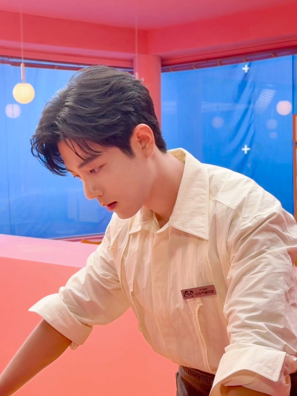 当镜头对焦肖战真的会被帅晕！白衬衫戴围裙的战战好有人夫感