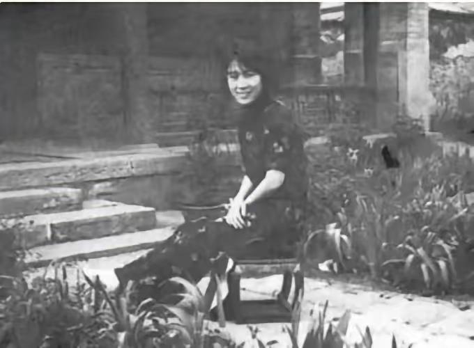 1942年，北大教授梁宗岱喜欢上了貌美少女甘少苏，执意拿30000元的全部家当为