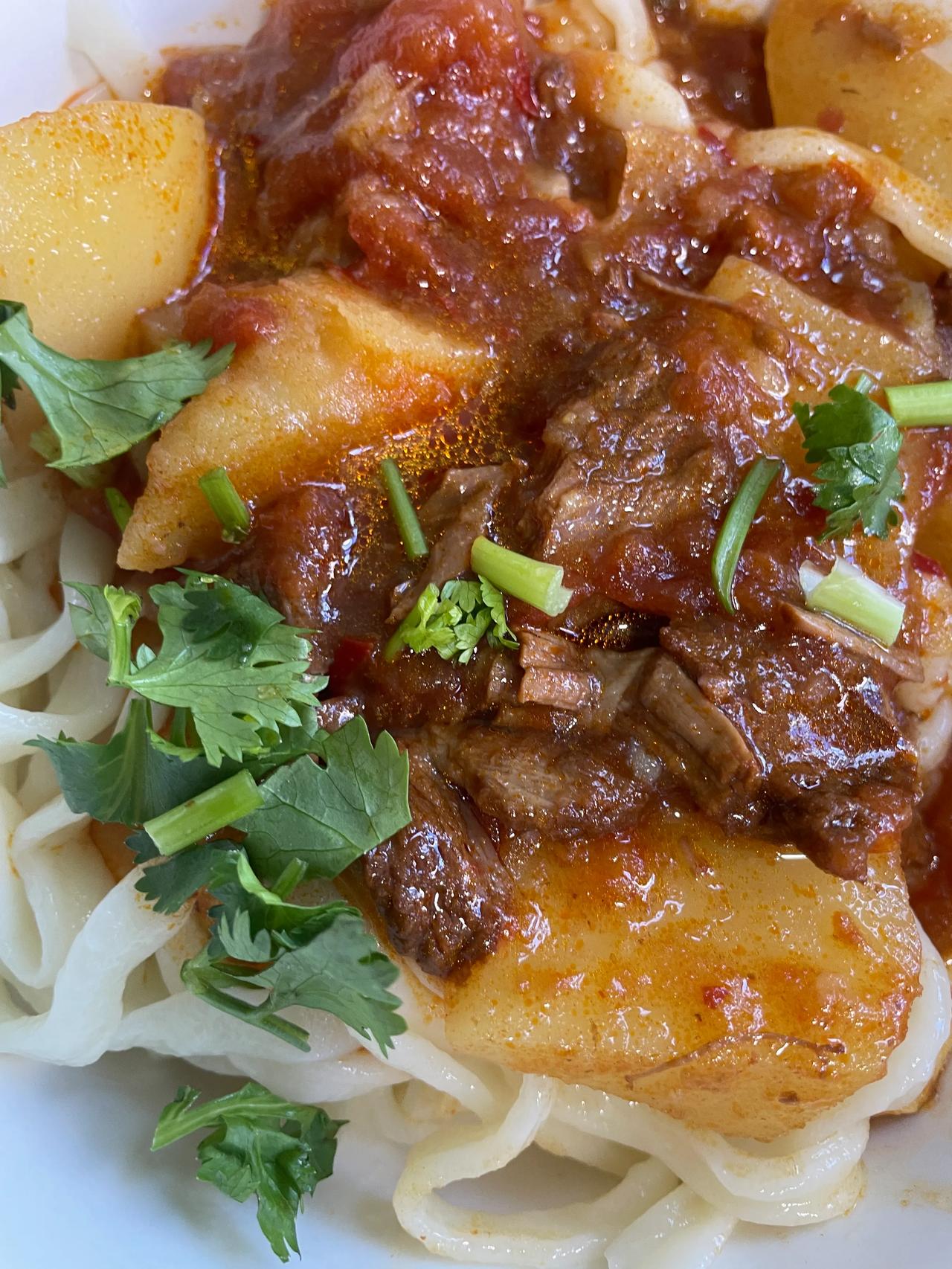 牛腩和牛上脑做出来的番茄牛肉面对比图，还是买牛上脑好些，做出来主要有型，牛腩筋膜