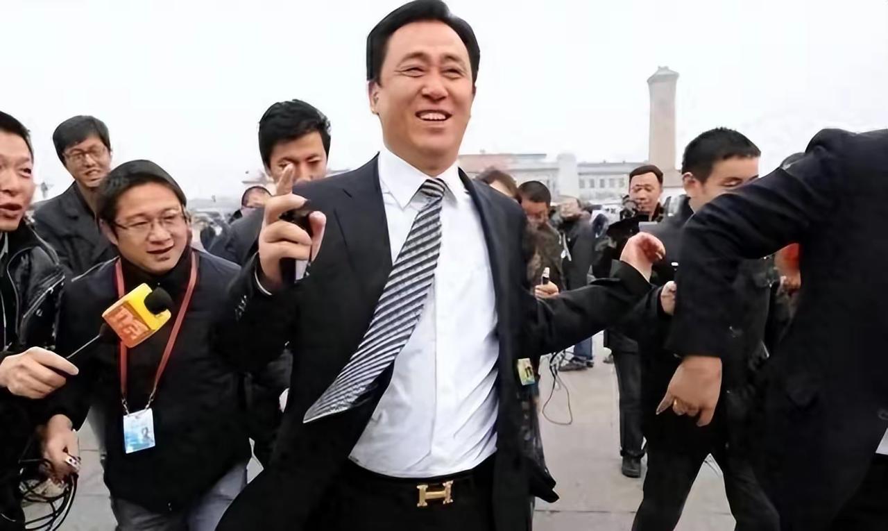 许家印受审了，当庭认罪，法律的权威得到体现。但更多人关心的是他造成的损失如何处理