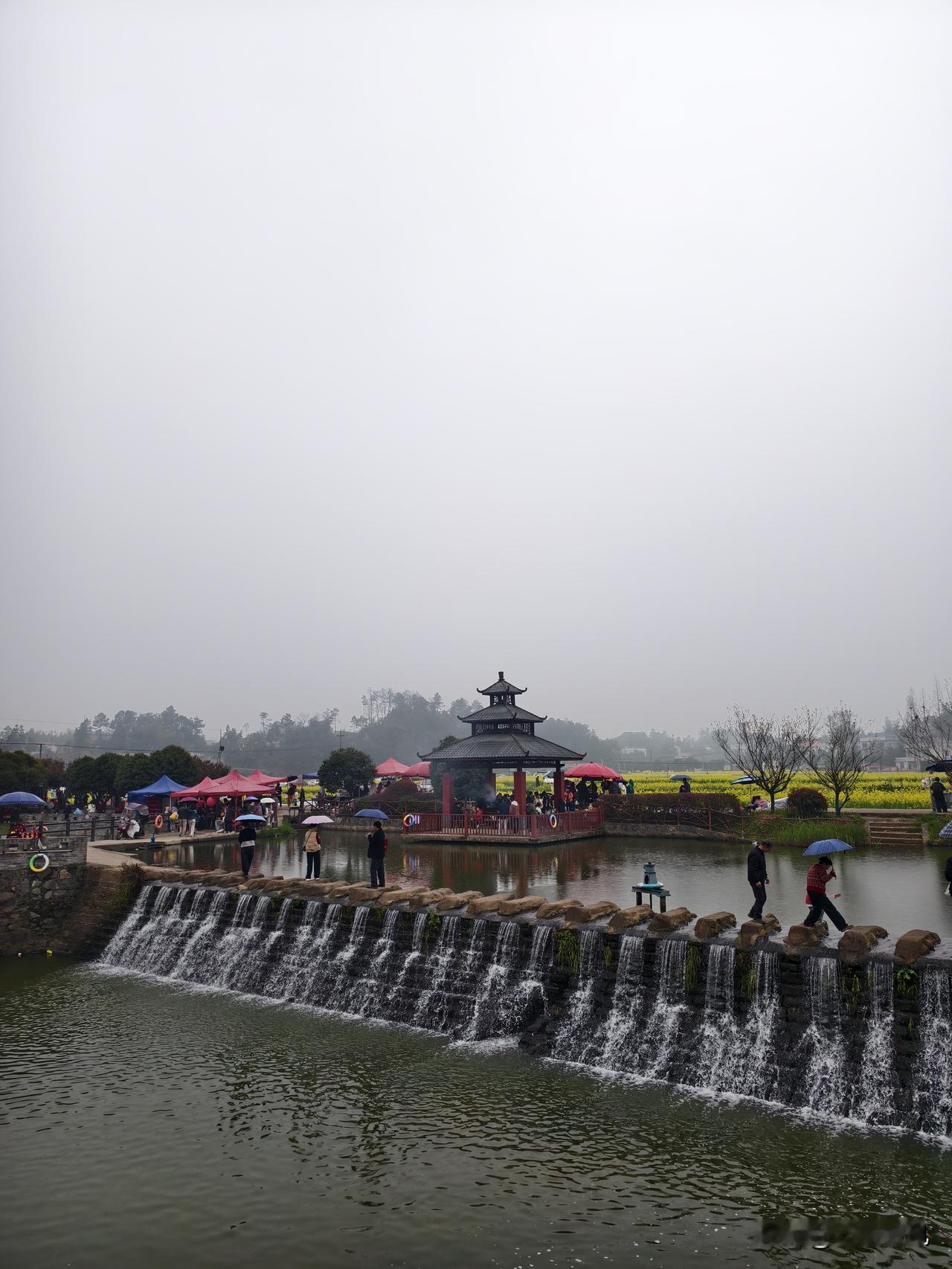 我出去玩了，但我不再发朋友圈了。
为什么这么说，是别人看了你的朋友圈，会觉得你出