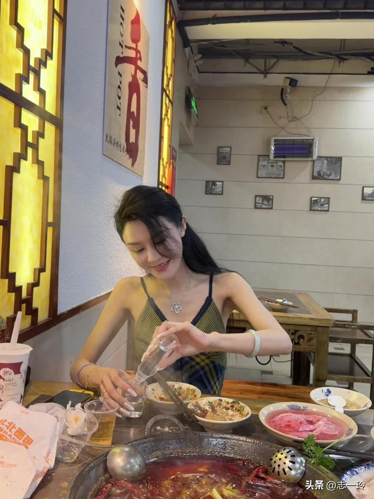 火锅盛宴，美味与微笑并存！🔥🍜😊