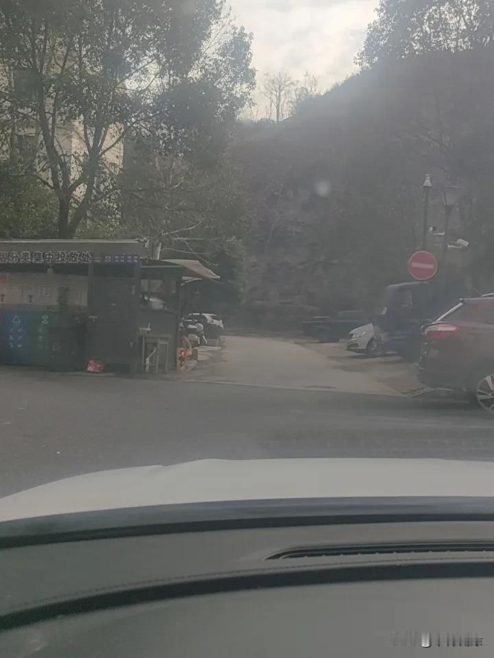 人到中年，不舍得花钱太正常了。上有老下有小，老人可能时不时生病要花钱治疗，孩子的