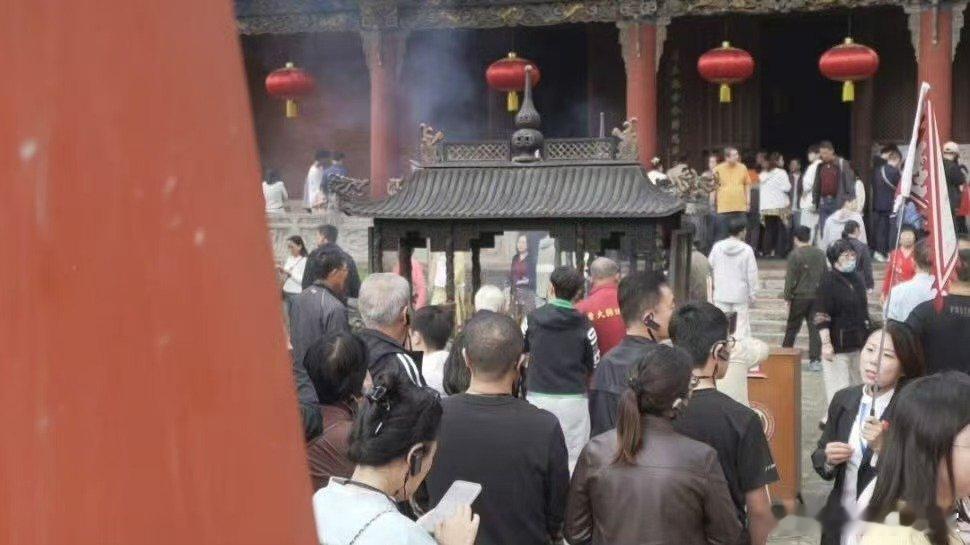 秦腔一响关公忠义的DNA动了起猛了在关帝庙听到了秦腔刚进关帝庙，秦腔便如战鼓擂动