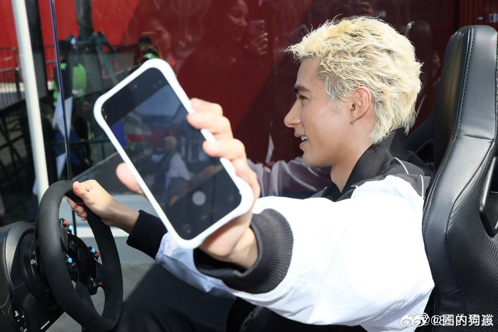 米卡右手开车左手侧拍主打硬帅 右手稳稳握着方向盘左手随意举着手机侧拍，米卡这个画