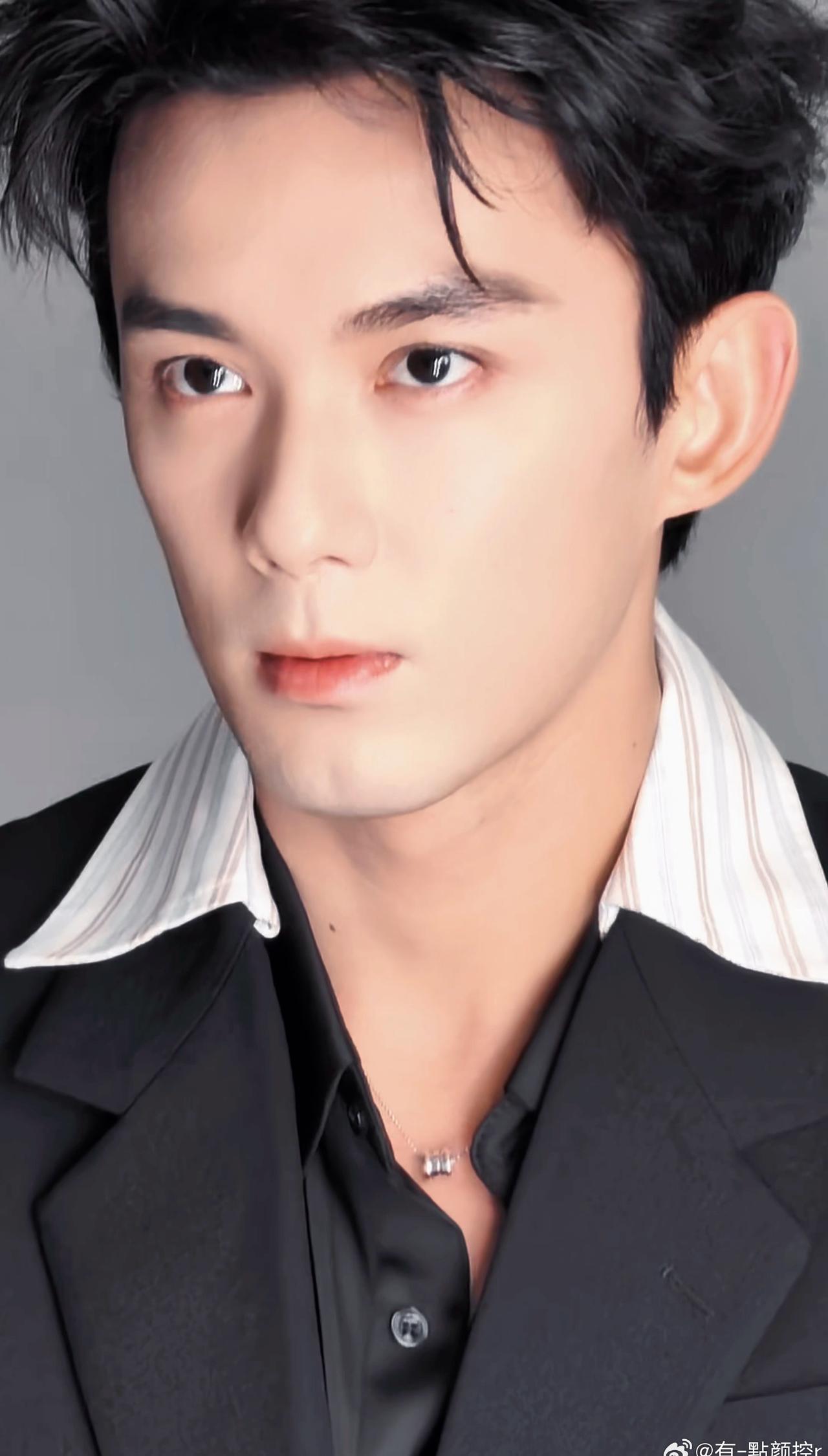 吴磊深V黑西装live图杀伤力拉满！利落黑西装加持，深V设计增添几分成熟氛围感，