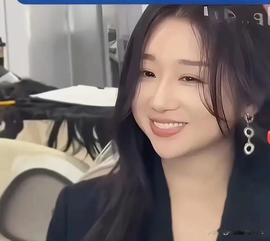 杨天真瘦了，
傅首尔也瘦了，
瘦下来的她们都美出新高度，
果然每个胖子都是潜力股