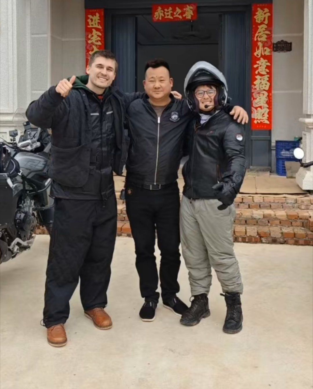 村民办白事酒席老外误当成饭店人家搁这儿办葬礼呢他搁这儿《这家餐厅生意火爆》，我真