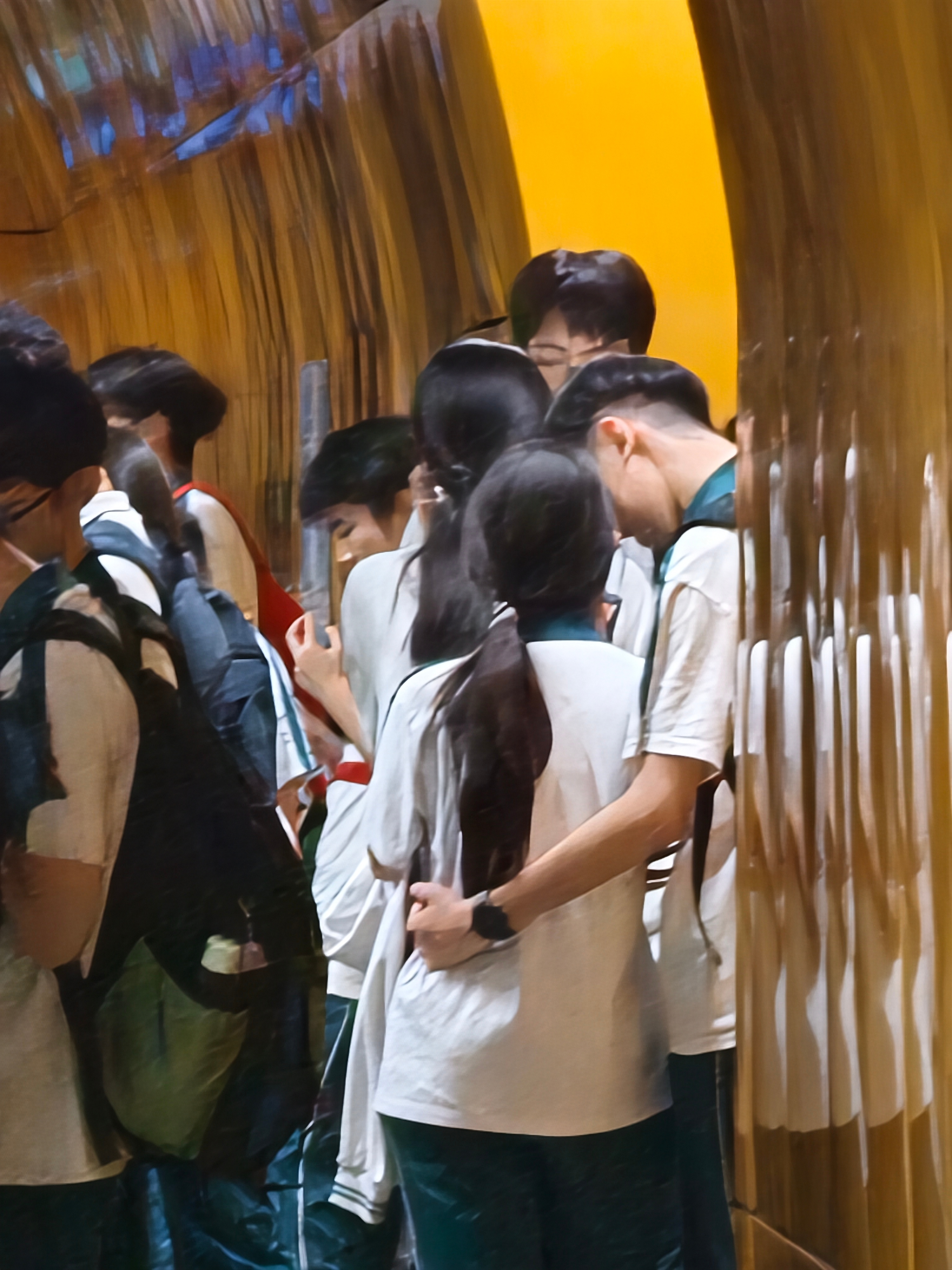 即使我思想并不保守，学生们放学，集体坐地铁，那么多人涌过来。都好多小情侣直接勾肩