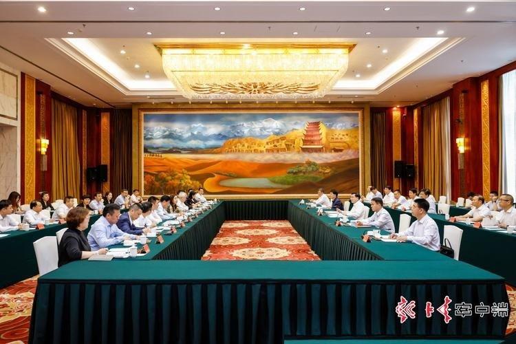 5月初，他还是站在镁光灯下、从容描绘全省新能源和算力宏大蓝图的“总规划师”。谁能