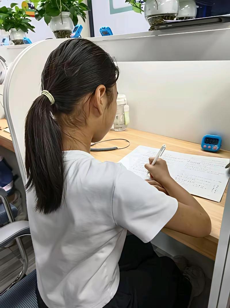 《妈妈的问》
在校读书学习好，
好好学习不骄傲。
老师之情比海深？
妈妈的问，答