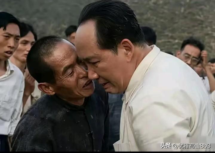 谈起伟人，大家常常会把目光聚焦在那些改写时代的宏大功绩上。

但真正打动人心的，