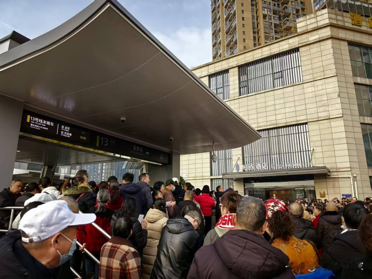 前方战报！13号线太疯狂？开通前的大面市民已经挤不动了！这只是大面，因为大面有几