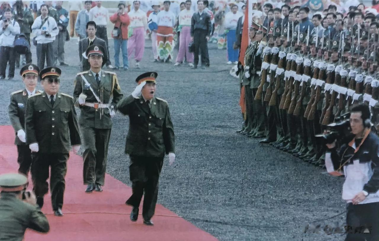 1999年12月军委副主席张万年检阅澳门部队仪仗队，左为广州军区司令员陶伯钧。