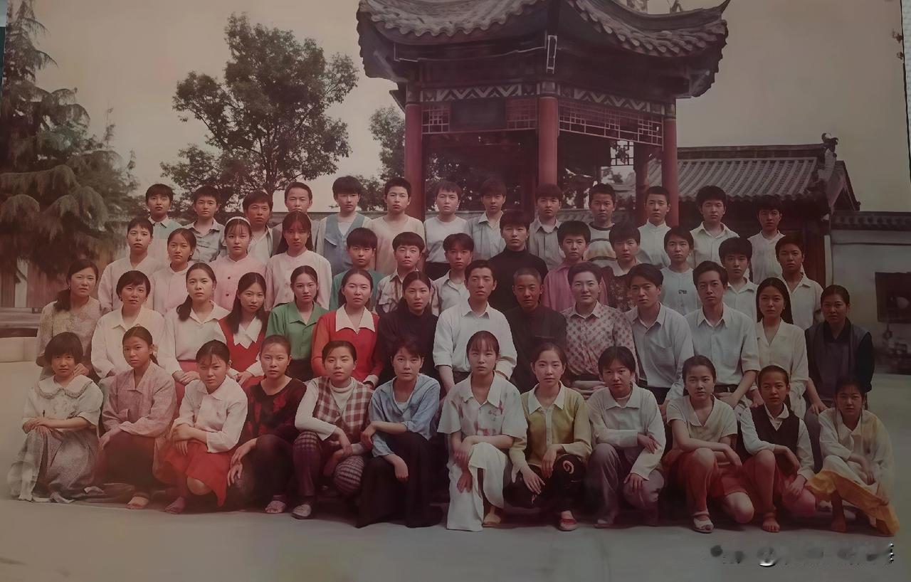 兜里有钱不算富，心里有光才是真大佬

有人肯定拍大腿说：“那还用问？当然是票子、