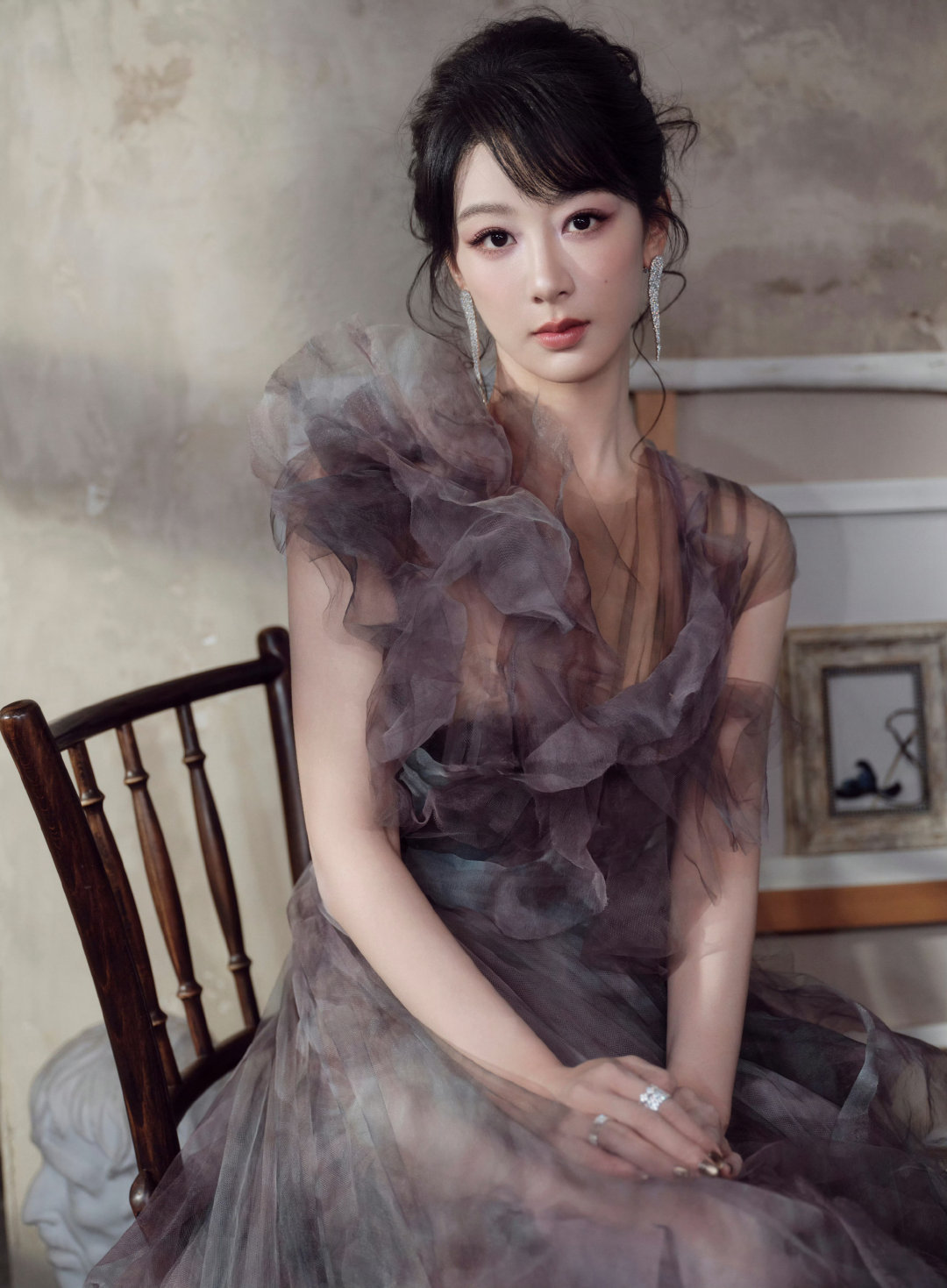 杨紫｜品牌直播造型出图，身穿Marchesa 2025春夏定制系列，灰紫色长裙如