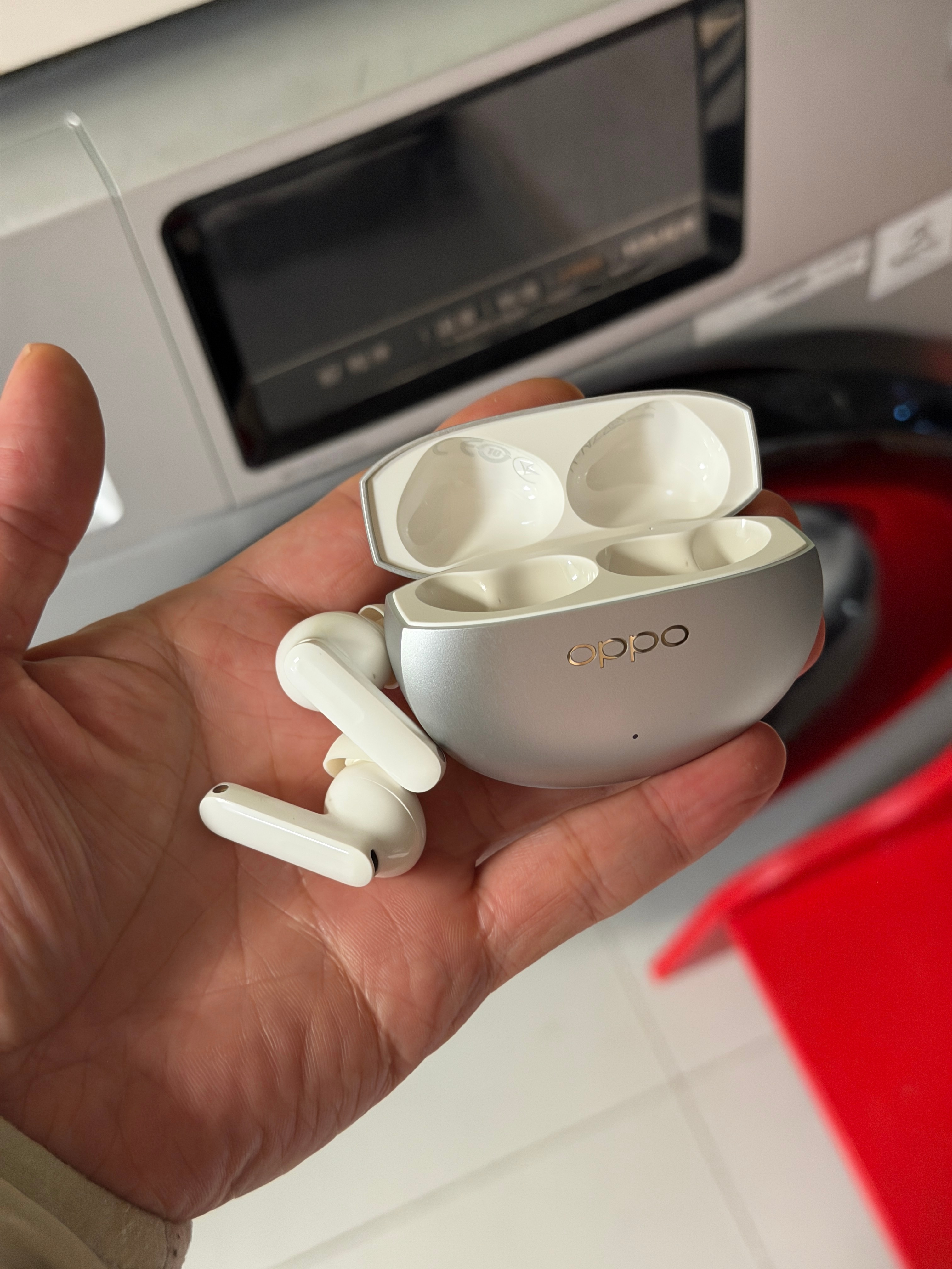 我妈在不知情的情况下、把我的耳机和衣服一起机洗了半小时、我以为肯定报废了、结果晾