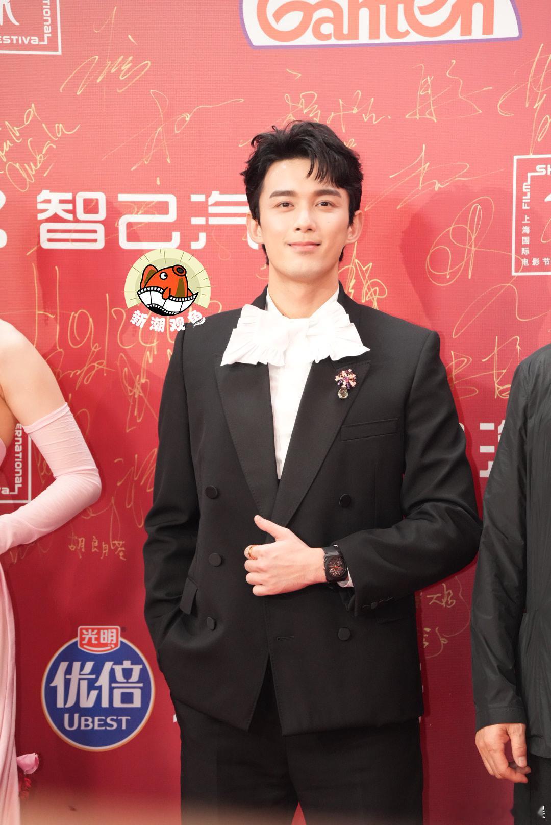 吴磊完全贵公子的粉色胸针+金镯子，复古黑礼服的blingbling细节，完完全全