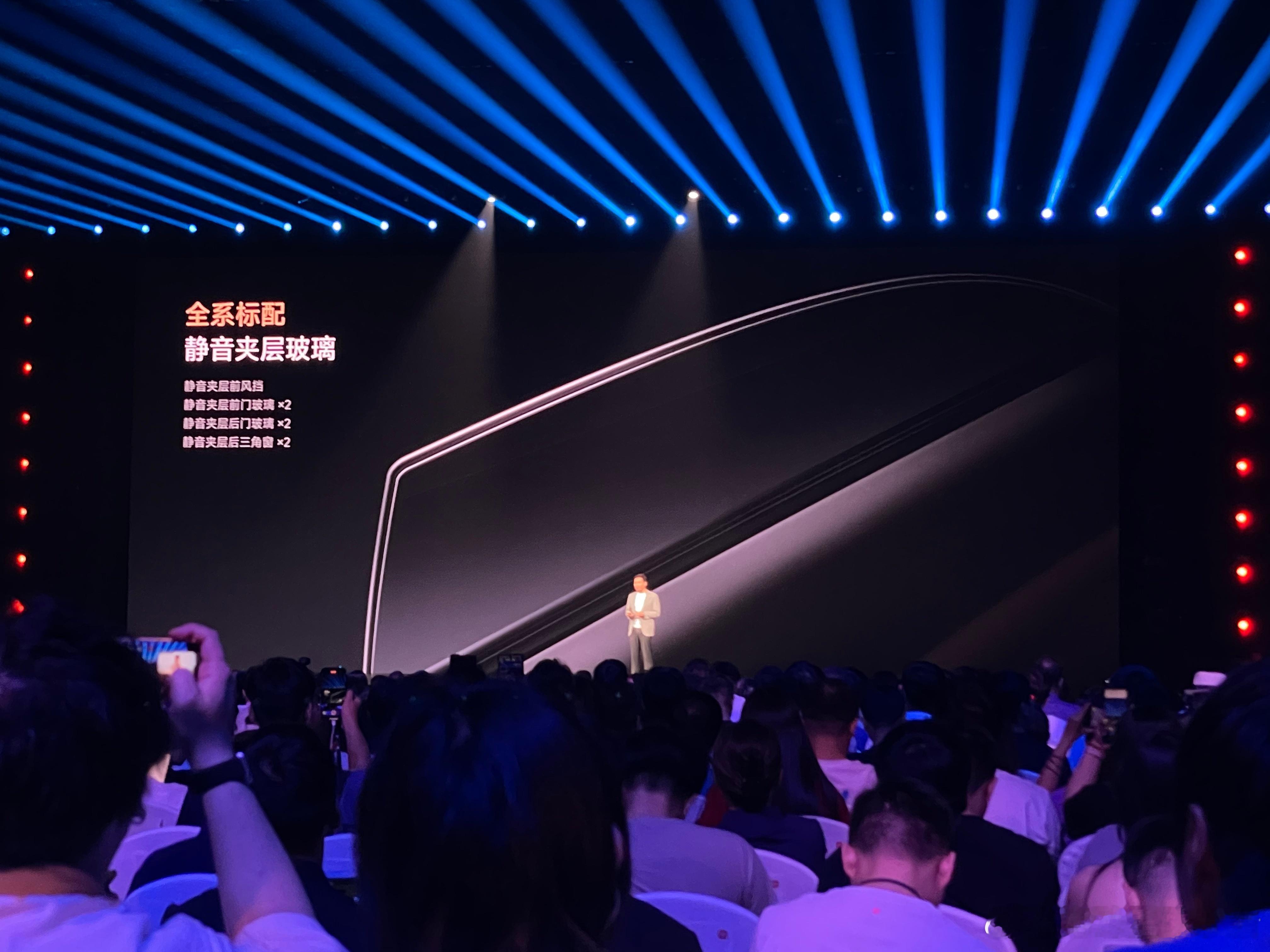 小米 YU7 全系标配静音夹层玻璃，交付的时候还会赠送车载安全锤。新能源汽车小米