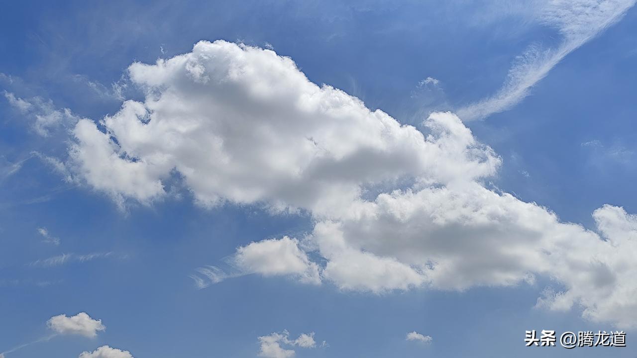 分享一张天空美照狮出平原天上游