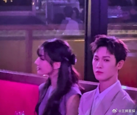 迪丽热巴坐李昀锐旁边 迪丽热巴坐李昀锐旁边，是谁梦回创造营了啊！男帅女美对我眼睛