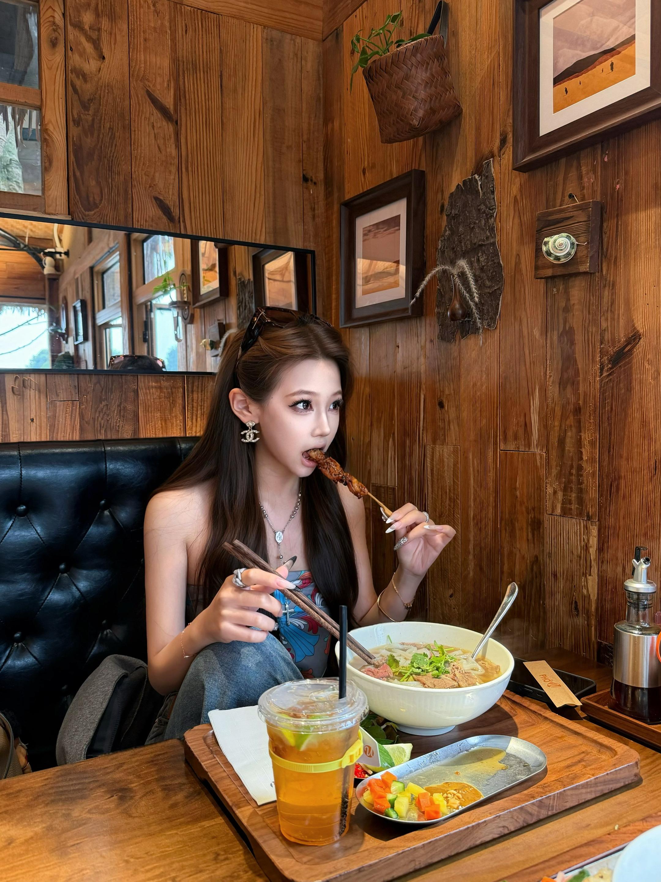 我是一个漂亮主义者 出门要化妆 衣服要搭配 单调的房间被我布置很有安全...