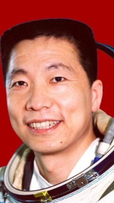 杨利伟，1965年生于辽宁绥中，特级航天员，少将军衔，中国进入太空第一人。原为空