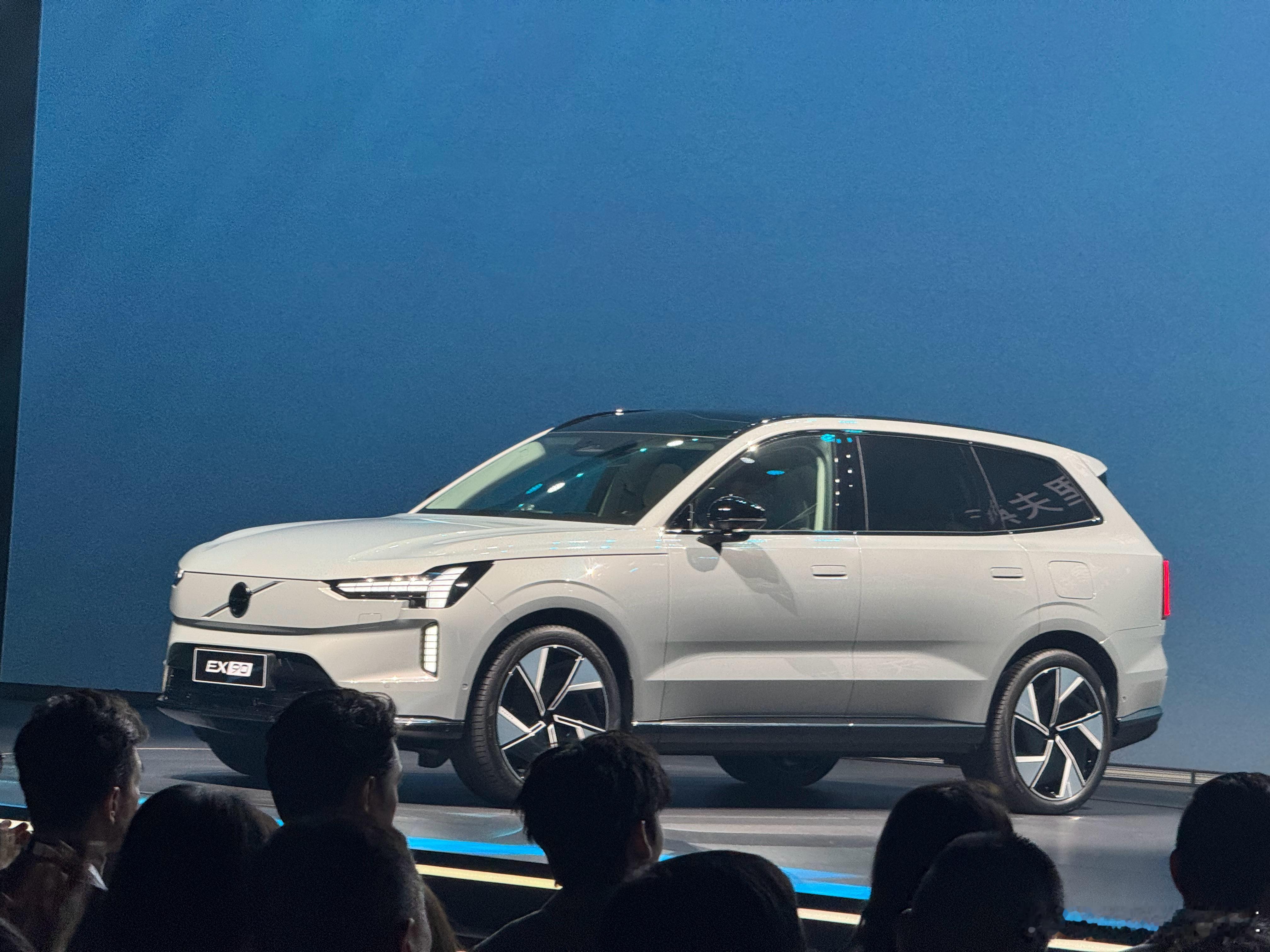 沃尔沃EX90与ES90同步开启预售:- EX90预售价53.99万-60.99