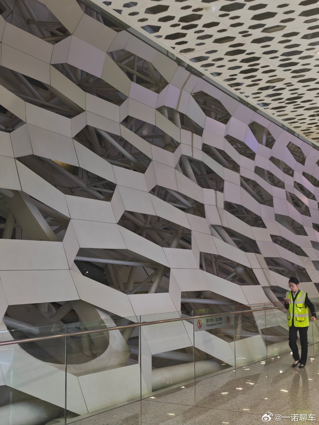 不知道在座的兄弟有没有密集恐惧症 反正我是没有的 深圳·深圳宝安国际机场T3航站
