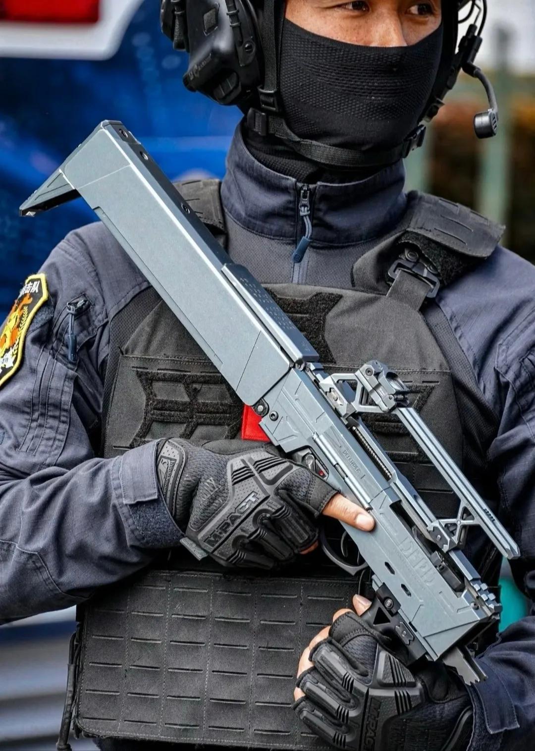 厉害啊！我们的折叠冲锋手枪比FMG9科幻多了！