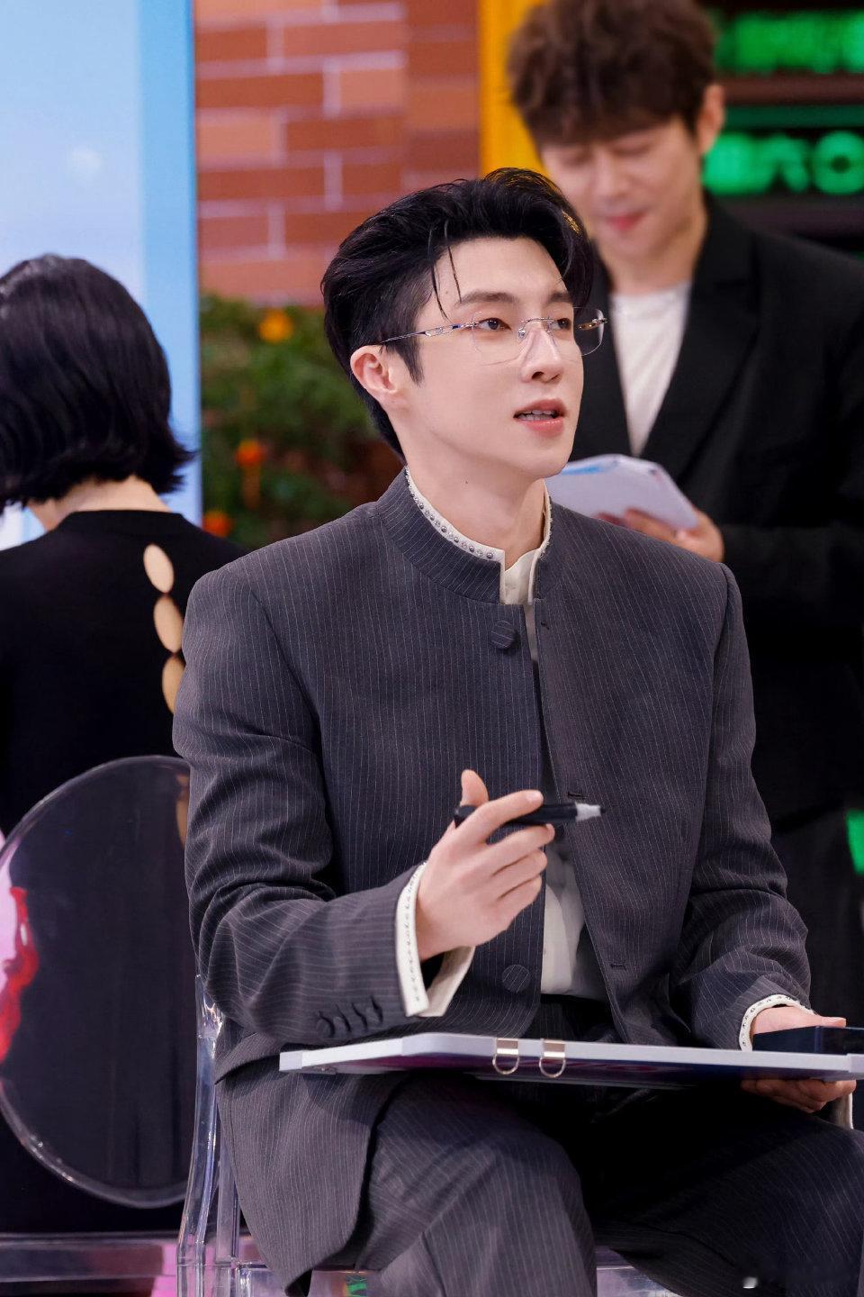 孟佳高瀚宇唐九洲直播拉票孟佳高瀚宇唐九洲为了好六的改编唱跳版《心愿便利贴》舞台真