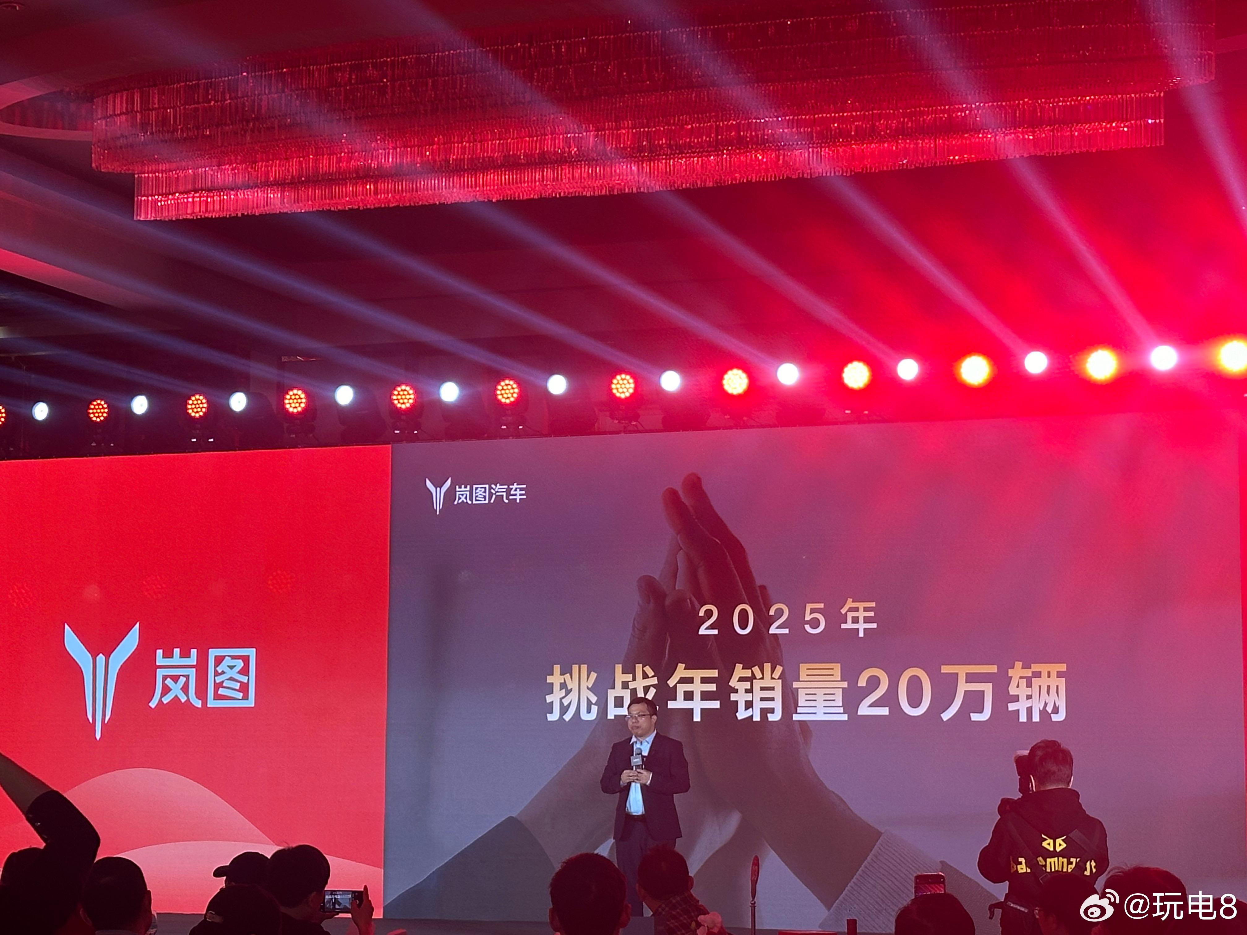 岚图  准备2025年挑战年销量20万辆[酷]现阶段1万➕，这是要翻倍的节奏啊 