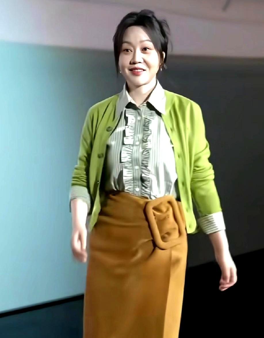 55岁的闫妮，在北京剧宣现场又当众整理内衣了！

去年刚拿了金莲花奖视后，人家心