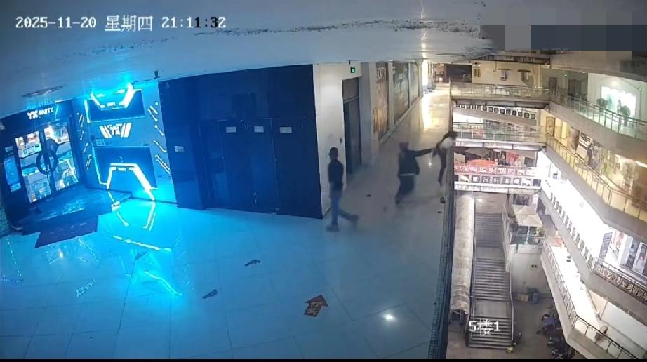 11月20日，四川成都。女子两次想要从5楼跳下，被两名男子两次救下。第二次被救援