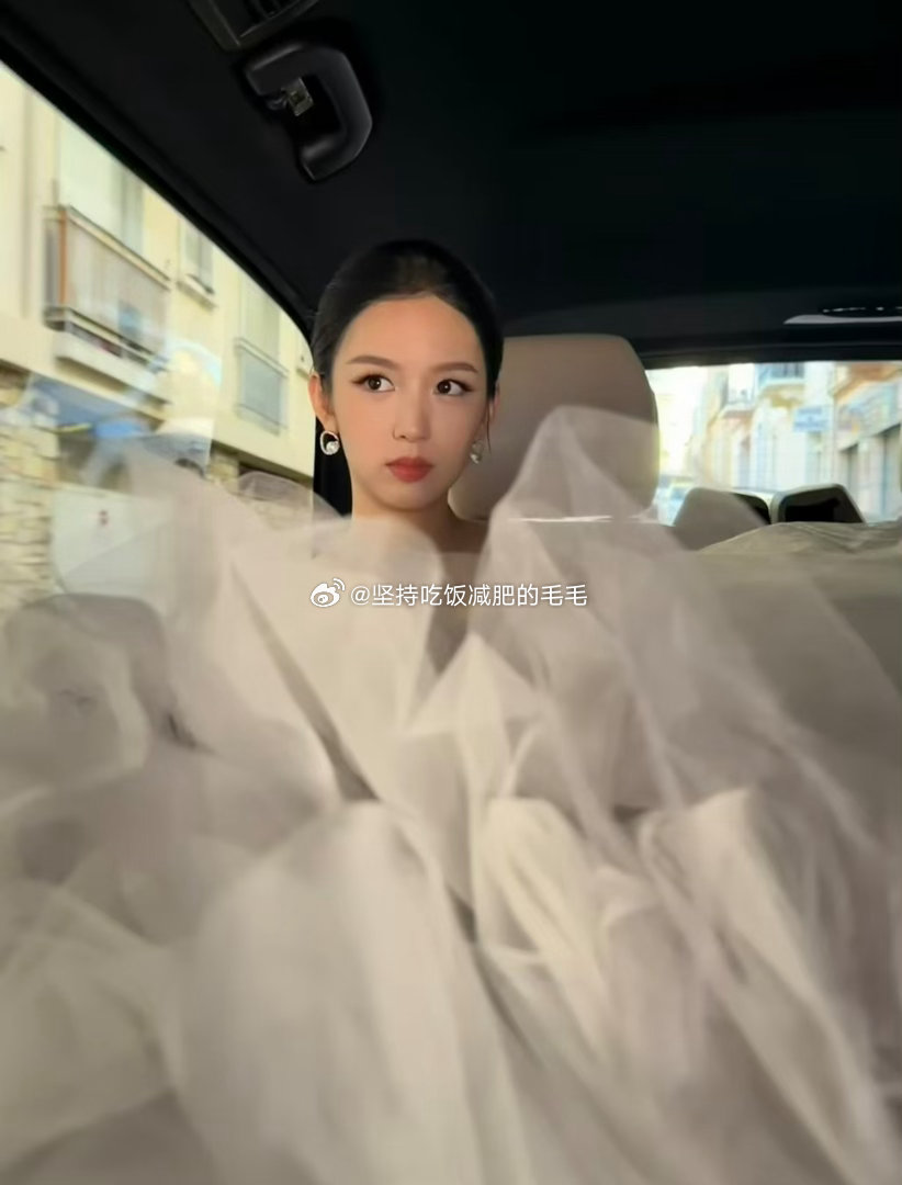 曝周也新恋情    看到热搜周也恋情视频氛围感很强，以为是偶像剧，周也和男友身高