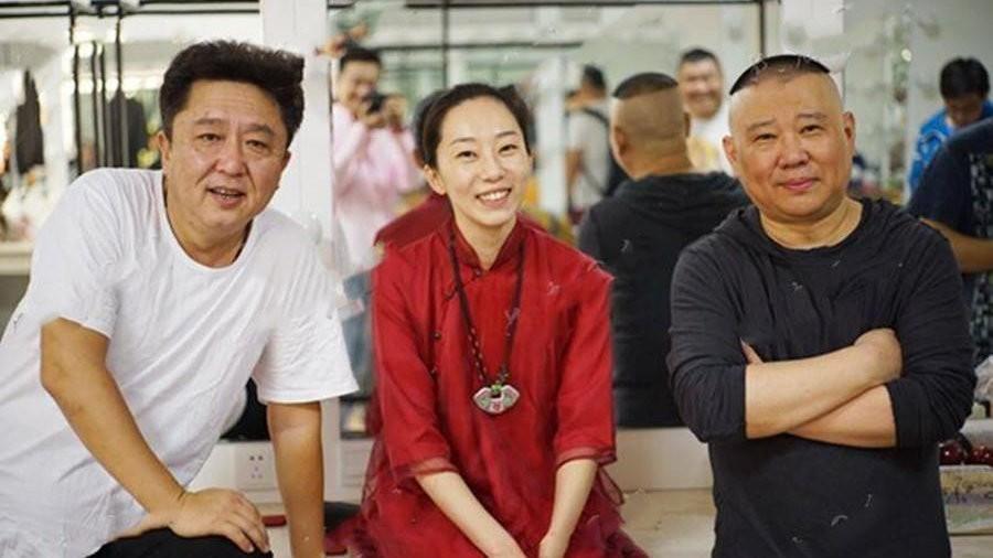 侯耀文女儿侯瓒，如今就在德云社幕后。
侯耀文在相声圈里是响当当的人物，他是侯宝林