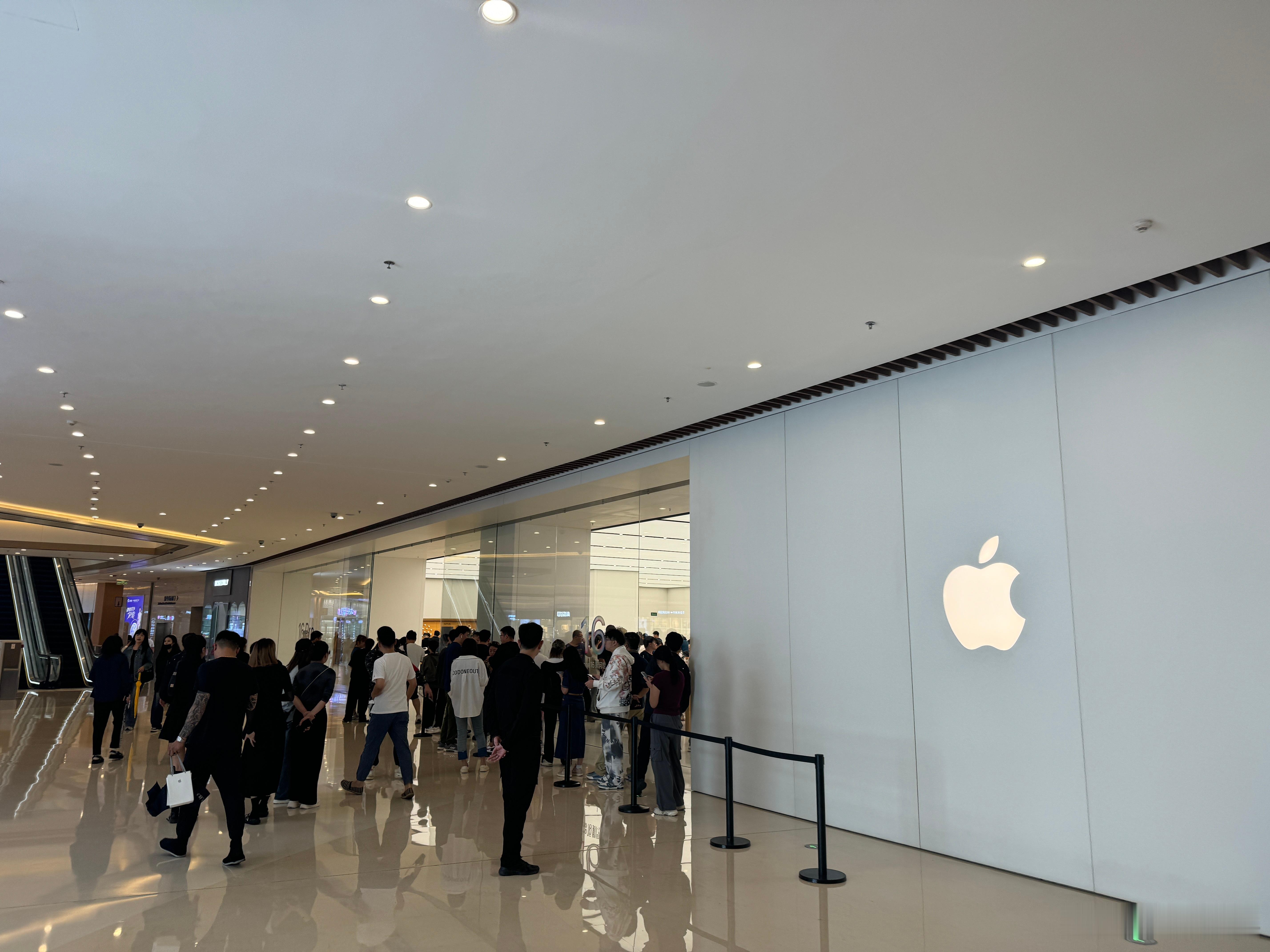 你们不是不买iPhone16吗[怒]还要排队进店 ​​​