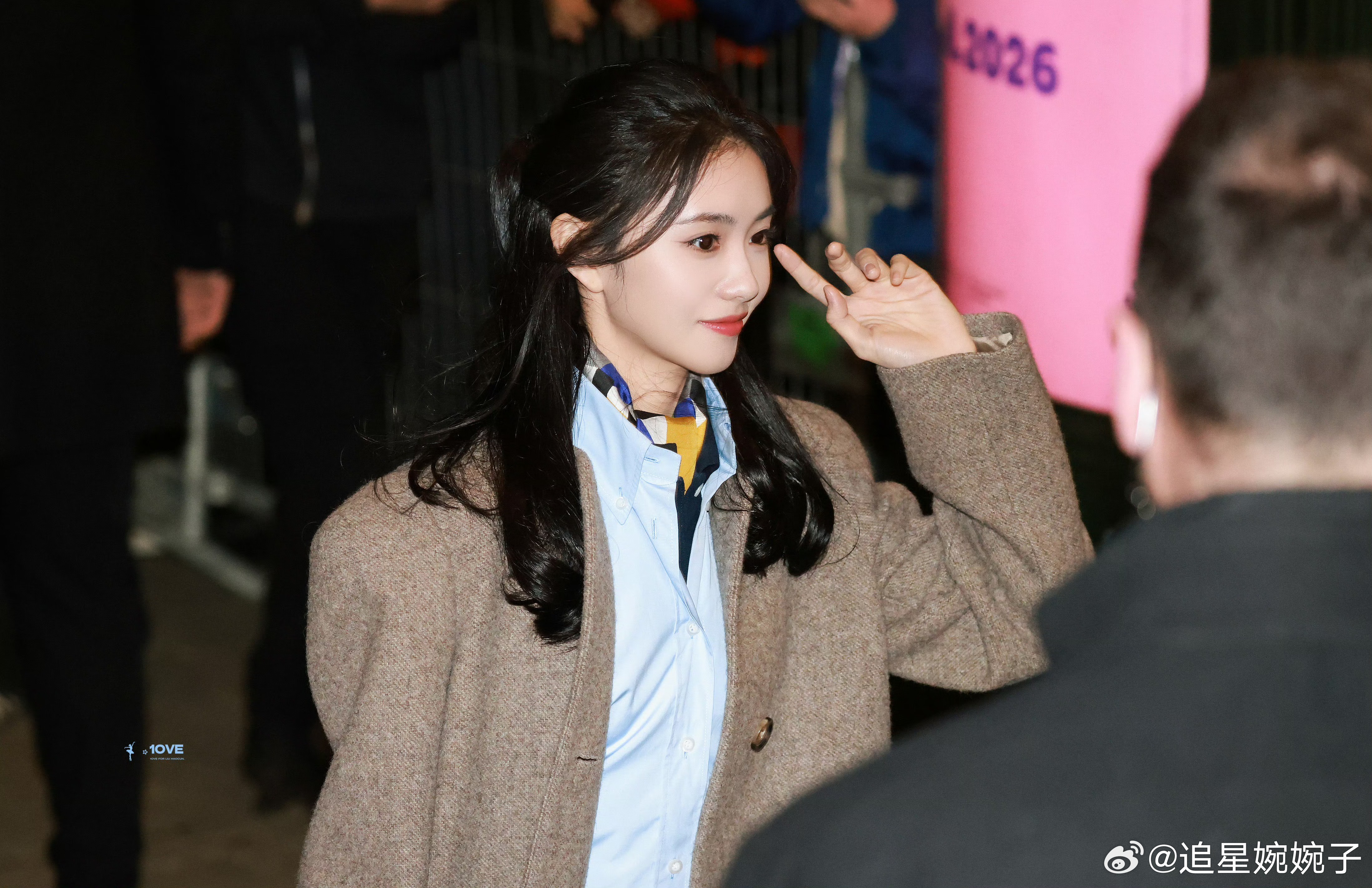 刘浩存顺手扶起隔离杆真的会被刘浩存的小举动圈粉💖，结束晚宴工作后没有丝毫架子?