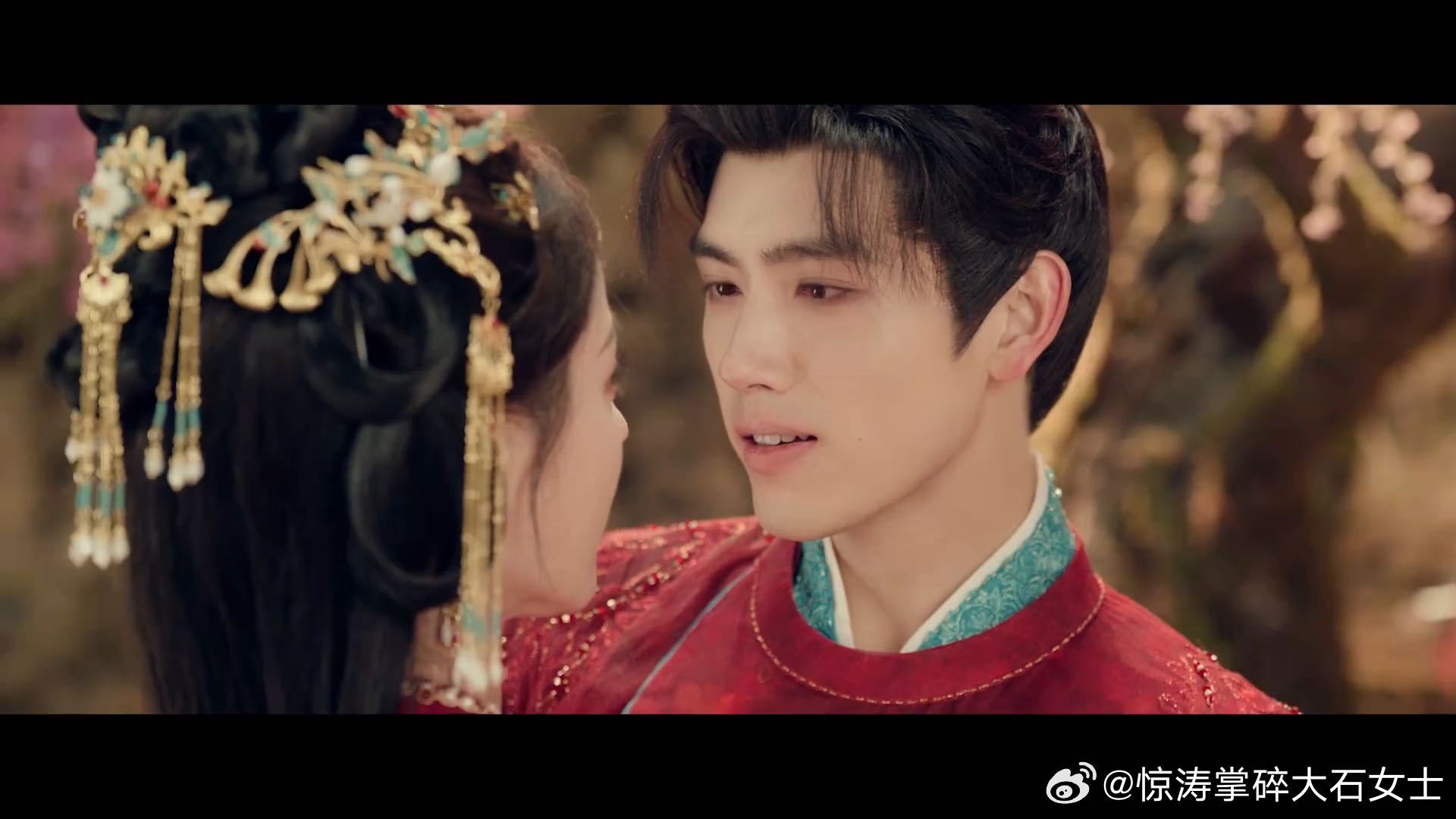 迪丽热巴陈飞宇泪眼对视陈飞宇回应白日提灯定档迪丽热巴陈飞宇预告里这个泪眼对视，直