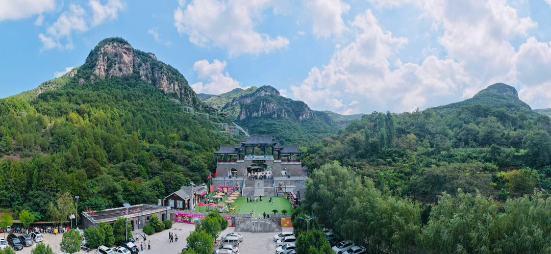 发现宝藏山东今日蓝天白云下的青铜山。带微博去旅行拥车子旅图 济南·济南青铜山大峡