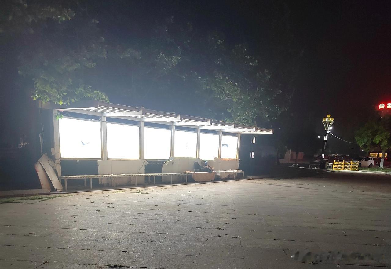 滨州汽车客运总站位于滨城区黄河二路与渤海二十一路交汇处，规模宏大，总建筑面积 2