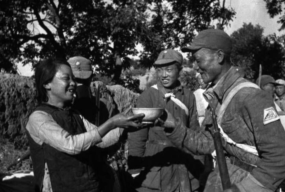 抗战时期，延安遭遇“双重封锁”，我党是如何带领大家熬过来的？一个举动创造了人类史