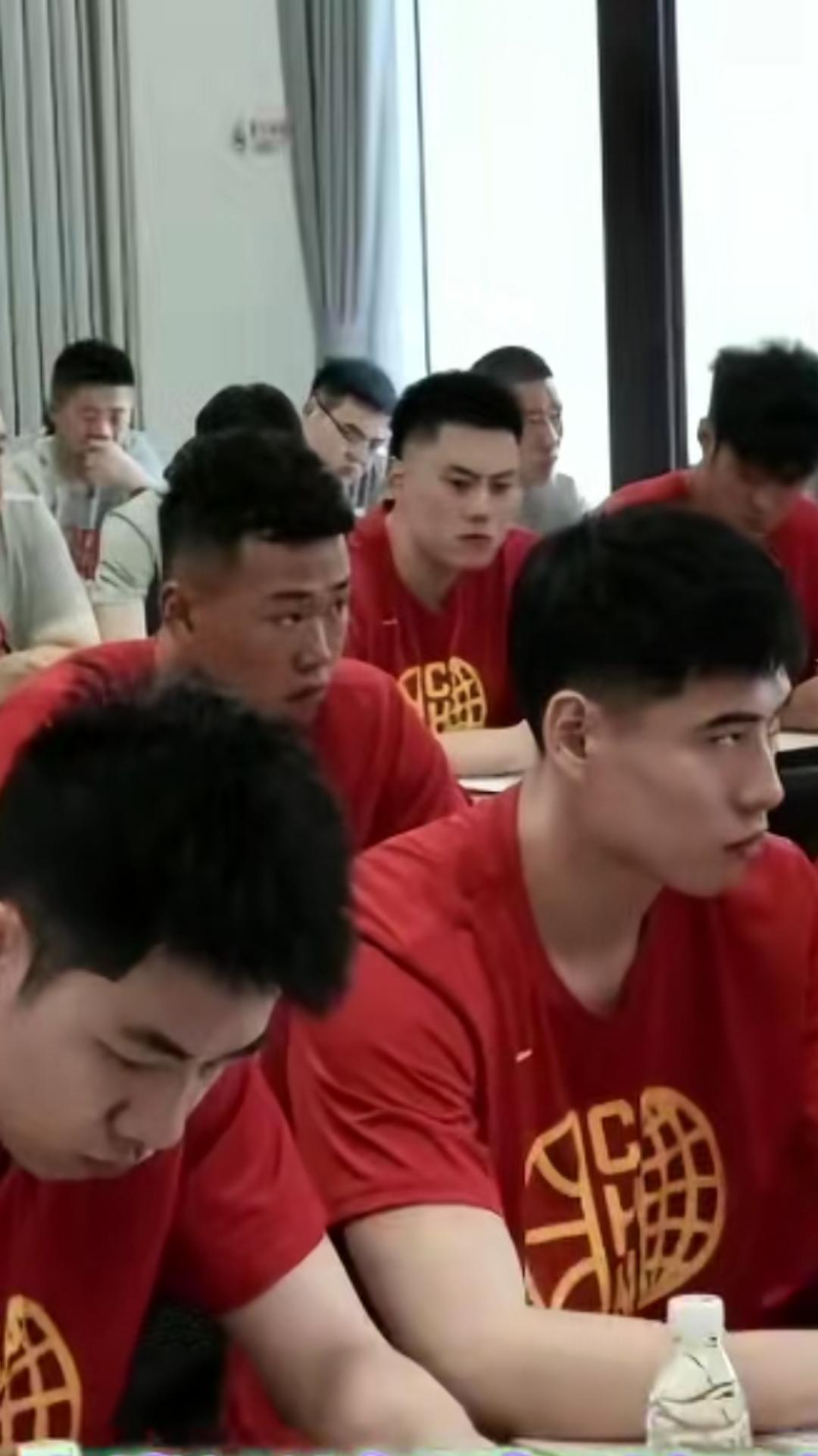 【近日中国男篮集训队在京召开男篮世预赛第三窗口期比赛任务动员会。中国篮协主席郭振