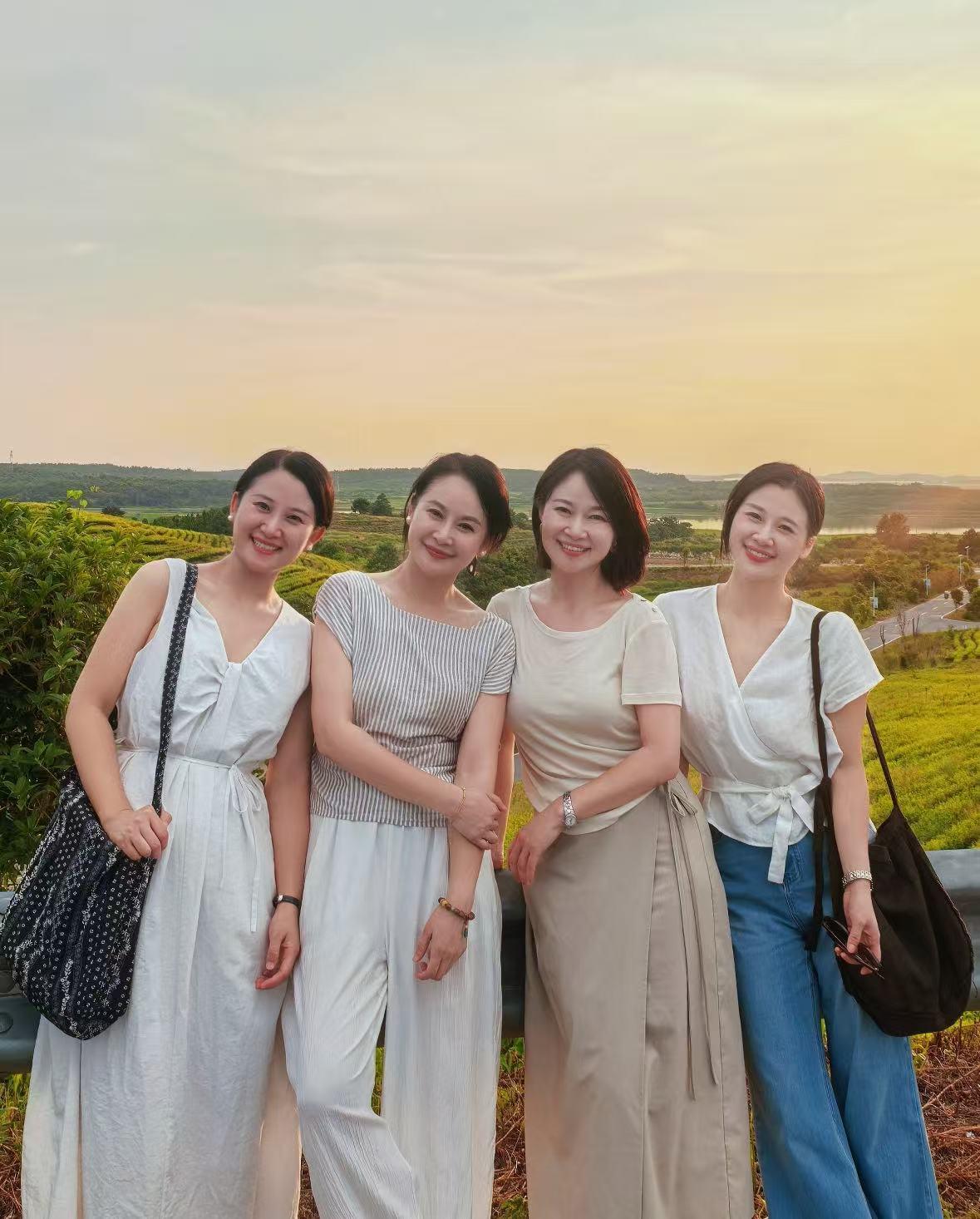 下面四位美女都是单身，我问了身边的人都喜欢一号，选一个结婚，你会选哪一位？