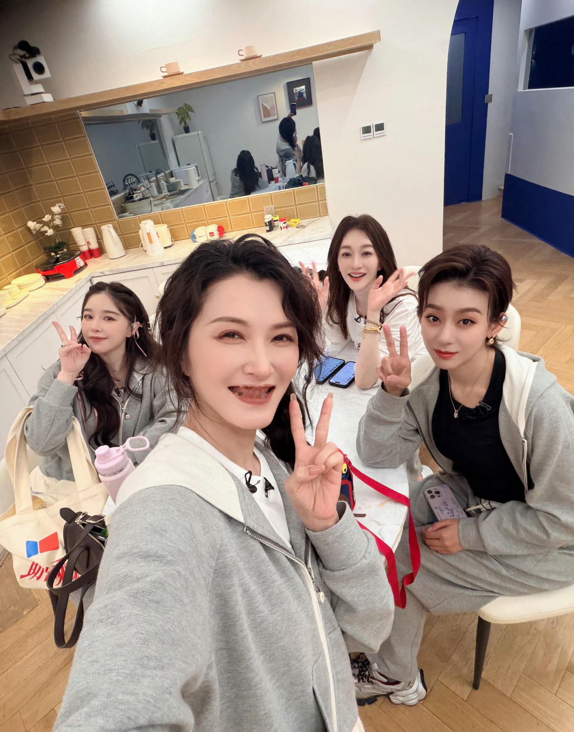 生日惊喜虽小情意重！洁儿为清子送上甜蜜蛋糕，乘风姐妹花友谊长青。徐洁儿给阚清子买